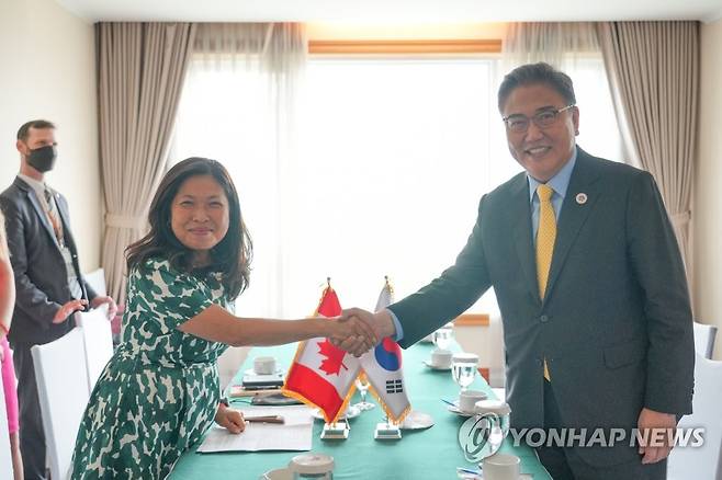캐나다와 양자 회담 갖는 박진 장관 (프놈펜=연합뉴스) 박진 외교부 장관과 메리 응 캐나다 통상장관이 5일 캄보디아 프놈펜 소카호텔에서 열린 양자 회담에서 만나 인사하고 있다. 2022.8.5 [외교부 제공. 재판매 및 DB 금지] photo@yna.co.kr