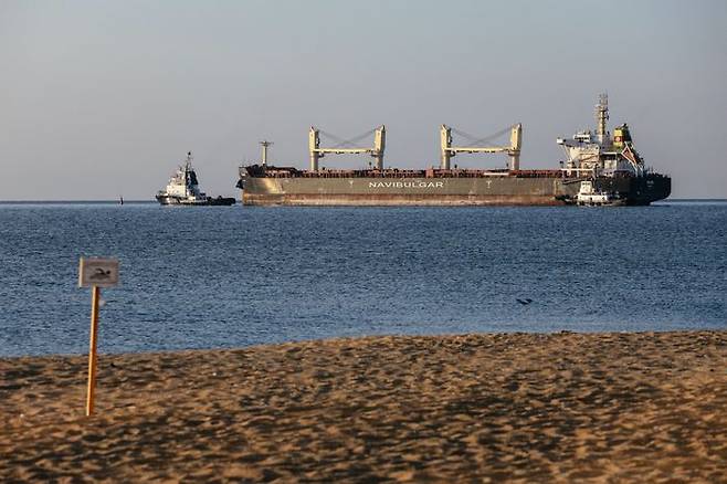 5일(현지시간) 우크라이나 초르노모르스크항에서 우크라이나산 곡물을 실은 선박이 영국을 향해 출항하고 있다. ⓒ연합뉴스