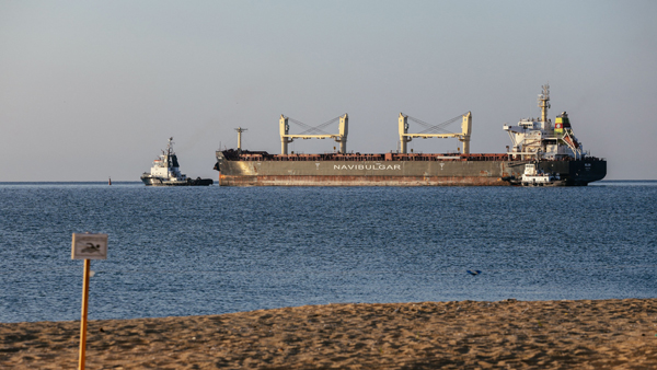 5일(현지시간) 우크라이나산 곡물을 실은 선박이 영국을 향해 출항하는 모습 [사진 제공: 연합뉴스]