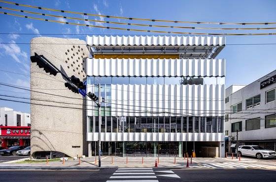 펀그라운드 진접의 외관. 거친 콘크리트와 날렵한 알루미늄 패널이 대비된다. ［사진 진효숙 작가］