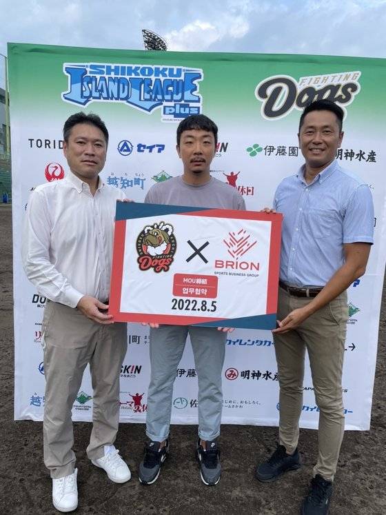 고치 파이팅독스 대표이사 다케마사 시게카즈(왼쪽)와 해외사업부 총괄 기타코미 준(오른쪽), 가운데는 박희진 브리온컴퍼니 팀장. [사진 브리온컴퍼니]