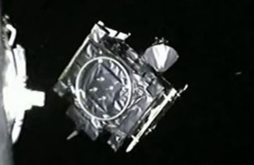 다누리가 5일 오전 8시49분 지구 표면에서 약 1656㎞ 떨어진 우주 공간에서 팰컨9 발사체와 분리되고 있다. 한국항공우주연구원 생중계 영상 캡처