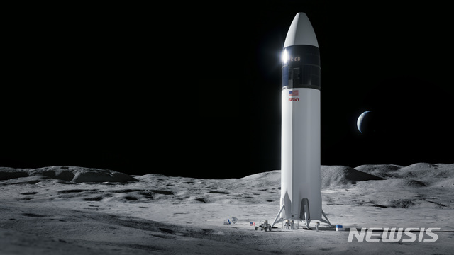 [서울=뉴시스]미국 탐사업체 스페이스X의 달착륙선 스타쉽이 미국 항공우주국(NASA)의 아르테미스 프로젝트의 일환으로 달에 착륙한 상상도. (사진 =나사 홈페이지 갈무리) 2021.04.17