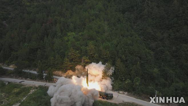 [난징=신화/뉴시스] 4일(현지시간) 중국 인민해방군이 미사일을 발사하는 모습. 2022.08.06.