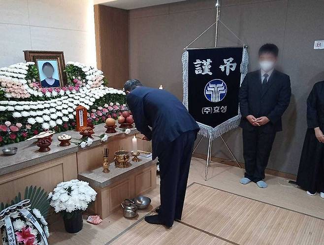 한덕수 국무총리가 6일 이천시 병원건물 화재로 숨진 희생자들의 빈소를 찾아 조문하고 있다. 뉴스1