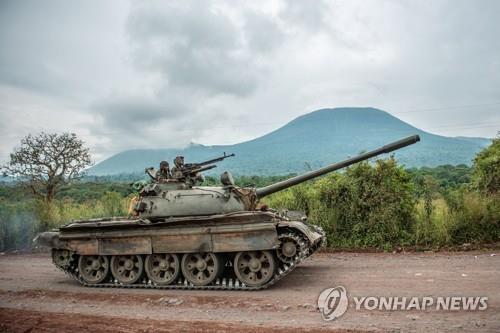 지난 5월 M23 반군에 맞서 전선으로 향하는 민주콩고군 탱크  [AFP 연합뉴스 자료사진. 재판매 및 DB 금지]