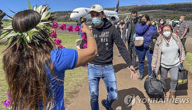 2년여 만에 돌아온 관광객들을 환영하는 칠레 이스터섬 주민들   [AFP 연합뉴스 자료사진. 재판매 및 DB 금지]