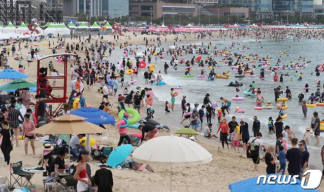 부산 해운대해수욕장에서 피서객들이 물놀이를 즐기고 있다. 2022.7.30/뉴스1 ⓒ News1 김영훈 기자