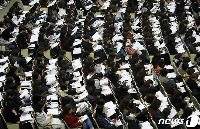 지난 2019년 영재학교·과학고·자사고·외고·국제고·일반고 진학을 위한 '종로학원하늘교육 고교 및 대입 특별 설명회'에서 초등학생, 중학생을 자녀로 둔 학부모들이 자료를 살펴보는 모습. 2019.3.31/뉴스1 DBⓒ News1 안은나 기자