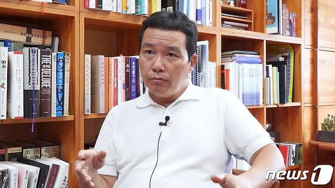 '짱개주의의 탄생' 저자 김희교 교수가 4일 연구실에서 뉴스1과 인터뷰 하고 있다. ⓒ 뉴스1