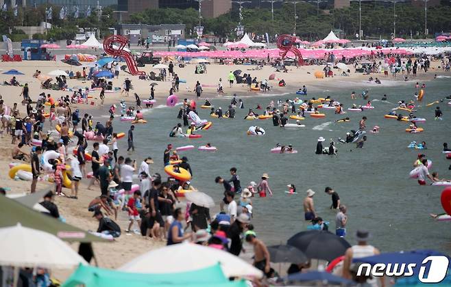 절기상 입추인 7일 부산 해운대구 해운대해수욕장이 피서객들로 붐비고 있다. 2022.8.7/뉴스1 ⓒ News1 김영훈 기자