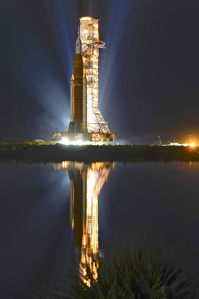 지난 6월 6일(현지시각) 미국 플로리다주 케이프커내버럴 케네디 우주센터의 조립동에서 미국 항공우주국(NASA)의 '아르테미스Ⅰ' 프로그램에 참여하는 오리온 유인 우주선이 탑재된 아르테미스 로켓이 시스템 점검과 발사 카운트다운 시험을 위해 39B 발사대로 서서히 이동하고 있다. /연합뉴스