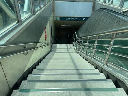 7일 대전 지하철 서대전네거리역 4번 출구에 입구 부분만 설치된 논슬립 패드를 목격할 수 있었다. 사진=진나연 기자