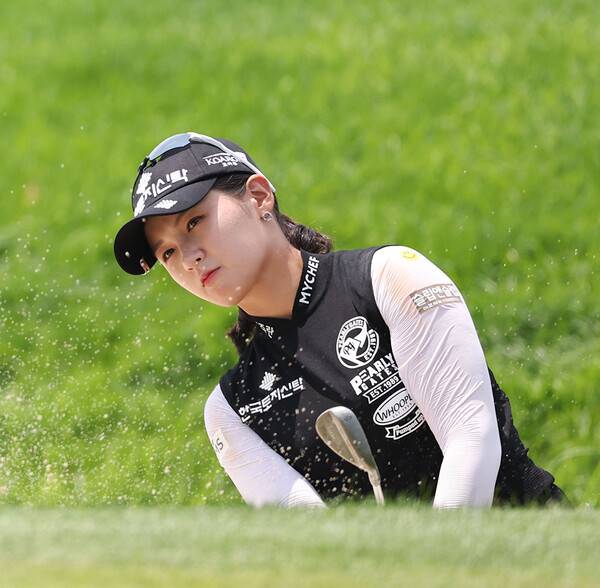 2022년 한국여자프로골프(KLPGA) 투어 제주삼다수 마스터스 대회 우승 경쟁에 가세한 박현경 프로가 3라운드에서 경기하는 모습이다. 사진제공=KLPGA