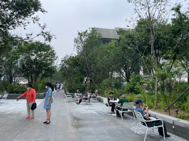 5,000그루의 나무가 있는 서울 광화문광장 정원에서 6일 시민들이 편안하게 앉아 쉬고 있다. 강지원 기자