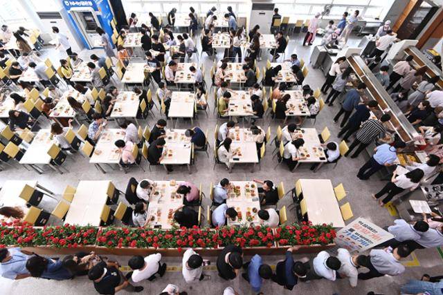 계속되는 폭염과 외식물가 상승 등으로 구내식당을 이용해 점심 끼니를 해결하는 직장인이 늘고 있다. 사진은 6일 오후 경기 용인시청 구내식당에서 직원들이 점심 식사를 하고 있는 모습. 뉴시스