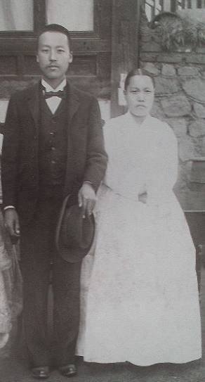 이승만 전 대통령과 본처 박승선 사진. 가족 사진의 일부이다. 이승만 측은 해방과 함께 망명지에서 귀국 후 본처가 있다는 사실을 숨겼다.