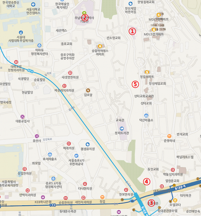 현재 창신동 일대. ①은 일제강점기 이승만 부부 땅 위에 중건된 지장암, ②는 이승만 박사가 귀국해 살던 '이화장'이다. ③ 흥인지문(동대문), ④는 옛 동대문이대병원과 동대문감리교회 터이다. ⑤는 성곽으로 남북 방향으로 뻗어 있다. 국토정보지리원 지도.&nbsp;