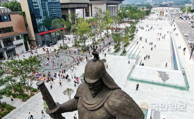 7일 서울 종로구 광화문광장이 주말을 맞아 방문한 시민들로 북적이고 있다.