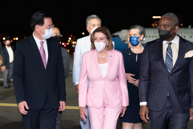 낸시 펠로시(가운데) 미국 하원의장이 지난 2일 밤 대만 타이베이 쑹산공항에 도착해 환영나온 인사들과 함께 이동하는 모습. AFP연합뉴스