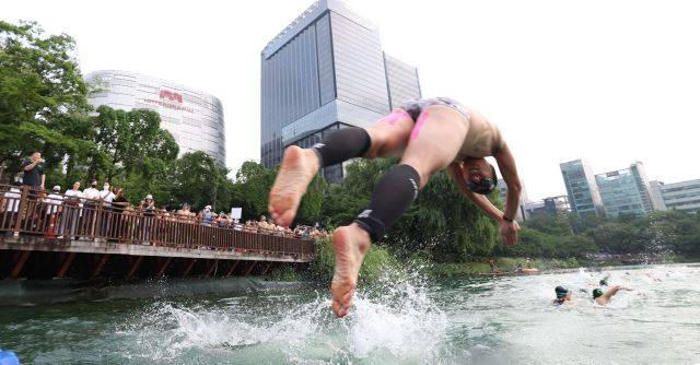 7일 오전 서울 송파구 석촌호수에서 '2022 LOTTE Oe Race'  참가자들이 수영을 하고 있다. 이한결 기자