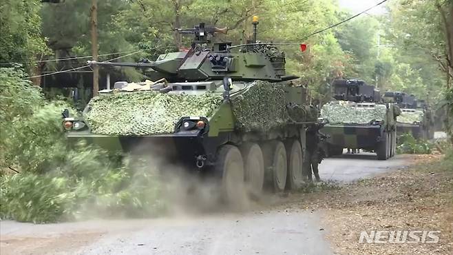 [가오슝=AP/뉴시스] 6일 대만 남부 가오슝에서 대만 육군 보병 훈련사령부의 모의 시가전 훈련이 열려 장갑차들이 진입하고 있다. 2022.01.06.