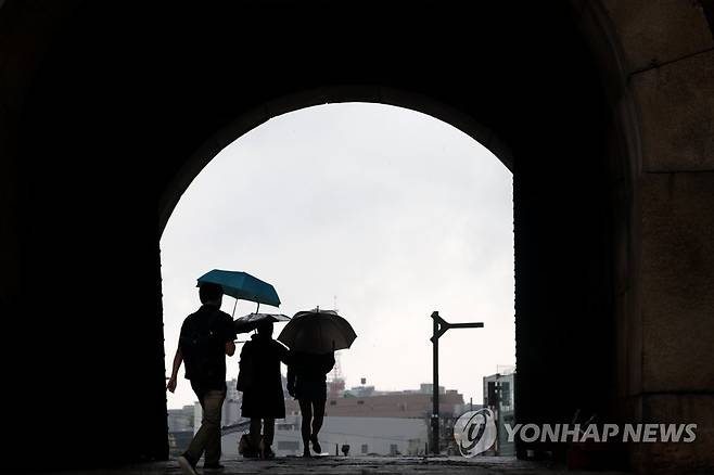 '장맛비 속으로' [연합뉴스 자료사진]