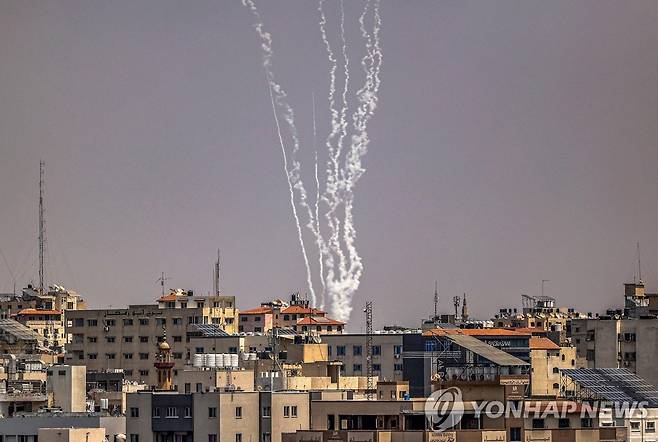 가자지구에서 발사되는 로켓 (가자지구 AFP=연합뉴스) 6일(현지시간) 팔레스타인 가자지구 도심에서 로켓이 발사되고 있다. 2022.8.6 photo@yna.co.kr