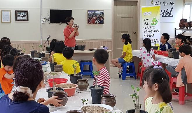 논산 청유리원 나만의 화분 만들기 체험 [충남농업기술원 제공. 재판매 및 DB 금지]