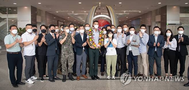 국방부 초청된 세계선수권 은메달리스트 우상혁 병장 [국방부 제공. 재판매 및 DB 금지] photo@yna.co.kr