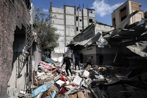 이스라엘군의 공습으로 폐허가 된 가자지구 북부 자발리아의 난민촌. [AFP 연합뉴스 자료사진. 재판매 및 DB 금지]