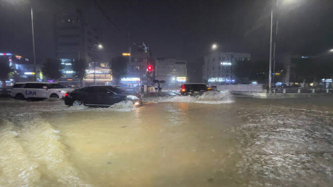 8일 밤 서울 관악구 도림천이 범람하면서 인근 도로가 물에 잠겨있다.(사진=뉴스1)