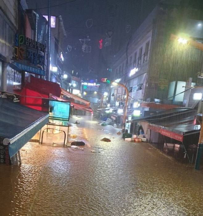 이수역 남성시장 침수. SNS 갈무리