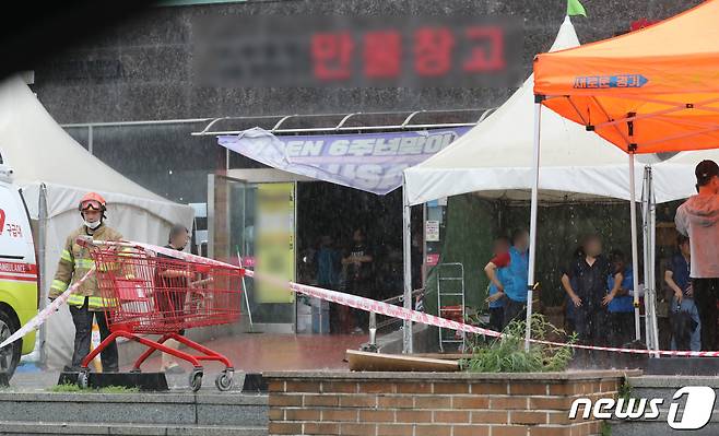 서울과 경기·강원북부지역을 중심으로 호우특보가 발표된 8일 경기 부천시 약대오거리의 한 건물 지하에 빗물이 가득 차면서 정전이 발생, 한 식료품 매장이 운영을 포기했다. /뉴스1