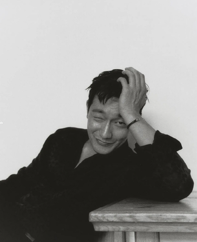Son Seokgu released a picture with fashion magazine Esquire on his personal SNS on the 8th with the article Thank you Esquire.In a black and white photo, Son Seokgu emanated the dinghy with an unexpected cute expression as well as decadent beauty that seemed to walk out of JTBCs My Liberation Diary.Especially in the last cut, he winked and showed a generous fan service.Son Seokgus photo showed his colleague, Actor Choi Hee, surprised that hes just winking and just about, and Yi Dong-hwi also responded, Im grateful.Son Seokgu and Choi Hee have a relationship with each other as directors in Unframed, a short film project written and directed by Actors themselves.She also worked in the movie Girls Simcheong.Yi Dong-hwi participated in Blue Happyness among Unframed.