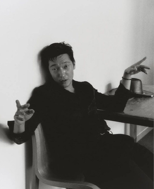 Son Seokgu released a picture with fashion magazine Esquire on his personal SNS on the 8th with the article Thank you Esquire.In a black and white photo, Son Seokgu emanated the dinghy with an unexpected cute expression as well as decadent beauty that seemed to walk out of JTBCs My Liberation Diary.Especially in the last cut, he winked and showed a generous fan service.Son Seokgus photo showed his colleague, Actor Choi Hee, surprised that hes just winking and just about, and Yi Dong-hwi also responded, Im grateful.Son Seokgu and Choi Hee have a relationship with each other as directors in Unframed, a short film project written and directed by Actors themselves.She also worked in the movie Girls Simcheong.Yi Dong-hwi participated in Blue Happyness among Unframed.