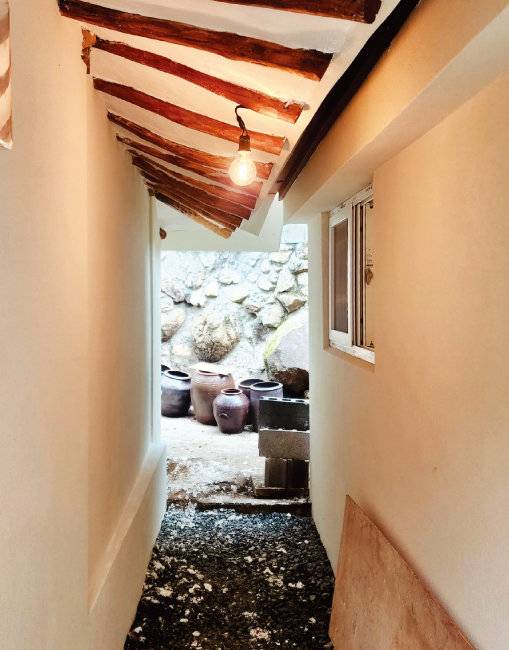 서까래와 대들보, 주춧돌까지 할머니의 옛 살림을 보존한 유을의 전경.