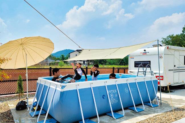 정영호 씨 아이들이 가장 좋아하는 ‘꼬마집’ 마당의 수영장은 여름 내내 성황리에 운영 중이다.