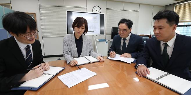 대전 서구 대전지방검찰청 특허범죄조사부 검사들이 회의를 하고 있다. 왼쪽부터 홍동기 검사, 정지은 부장검사, 정우준 검사, 서민우 검사./신현종 기자