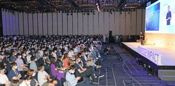 아시아 최대 블록체인 행사인 ‘코리아블록체인위크 2022(KBW 2022)’ 메인 컨퍼런스 첫 날 행사가 8일 서울 강남구 그랜드 인터컨티넨탈 서울 파르나스에서 열렸다. 전선익 팩트블록 대표가 ‘코리아블록체인위크 : 웹3.0을 향하여’를 주제로 강연하고 있다.