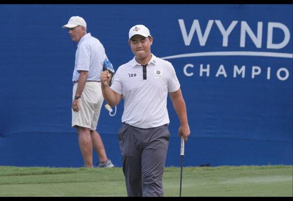 2022년 미국프로골프(PGA) 투어 윈덤 챔피언십 우승을 차지한 김주형 프로가 최종라운드 18번 홀에서 퍼트로 우승을 확정하는 모습이다. 사진제공=PGA투어가 제공한 영상 캡처