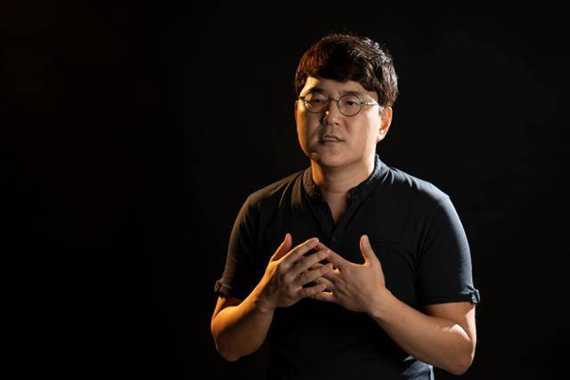 정신의학과 전문의 정우열 생각과느낌 원장이 지난달 27일 서울 중구 한국일보에서 인터뷰를 하고 있다. 그는 15일 시작하는 상담 칼럼에 대해 "말 못할 어려움에 당면했을 때 누구나 손쉽게 만날 수 있는 위로의 공간이 됐으면 한다"고 말했다. 이한호 기자