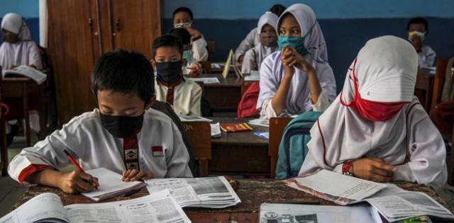 인도네시아 수마트라 지역의 한 공립학교에서 여학생들이 히잡을 쓰고 수업을 받고 있다. SCMP 캡처