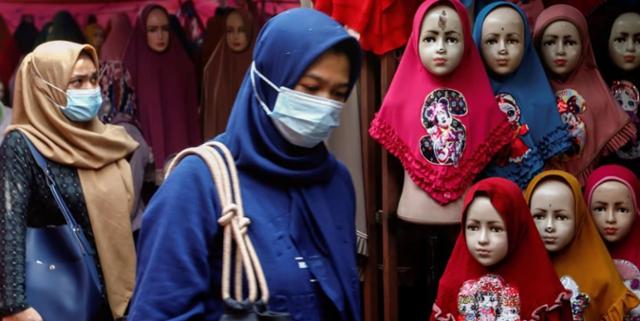 지난해 3월 인도네시아 여성들이 수도 자카르타의 한 히잡 판매점 앞을 지나가고 있다. 스트레이츠 타임스 캡처