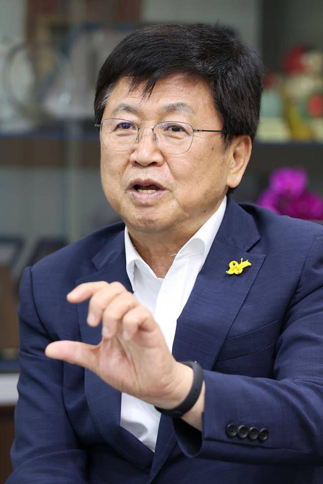 최교진 세종시 교육감이 한국일보와 한 인터뷰에서 교육 현안에 대한 자신의 생각을 밝히고 있다. 세종시교육청 제공