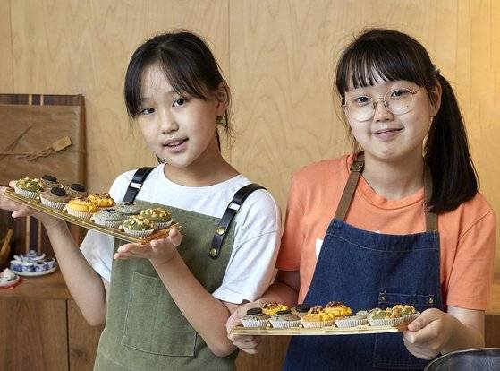 박시오(왼쪽)·나예현 학생기자가 쌀베이킹공방 미랑에서 쌀베이킹에 대해 알아보고, 직접 쌀가루로 ‘겉바속촉’ 구움찰떡을 만들었다.