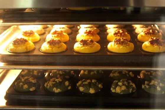 틀에 모양 내 담은 반죽을 오븐에 160~170도에서 20~30분 굽는다.