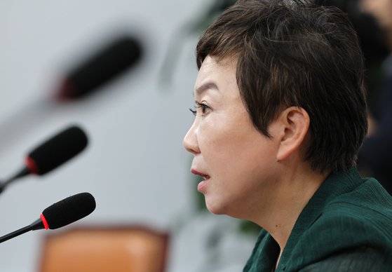 국민의힘 정미경 최고위원이 8일 오전 국회 국민의힘 대회의실에서 최고위원 사퇴 기자회견을 하고 있다. 김성룡 기자