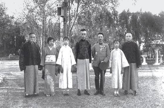 평민이 된 푸이(중앙)와 여동생(왼쪽 셋째와 오른쪽 둘째)들은 일본의 보호를 받았다. 왼쪽 첫째는 푸이의 스승 천바오첸. 오른쪽 셋째가 푸이의 경호를 담당했던 일본 대사관 수비대장. [사진 김명호]