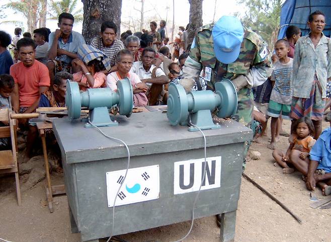 2002년 동티모르에 파병된 상록수부대원들이 지역 주민들의 농기구 정비 지원 활동을 펼치고 있다. 상록수부대 7진 제공